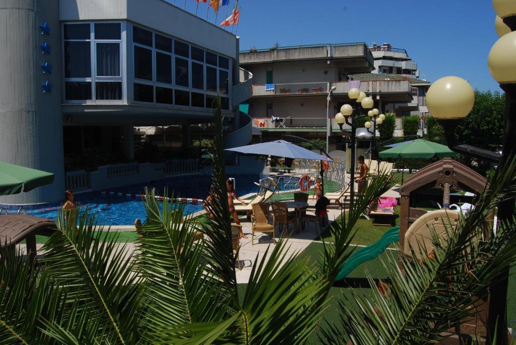Hotel Meripol ألبا أدرياتيكا المظهر الخارجي الصورة