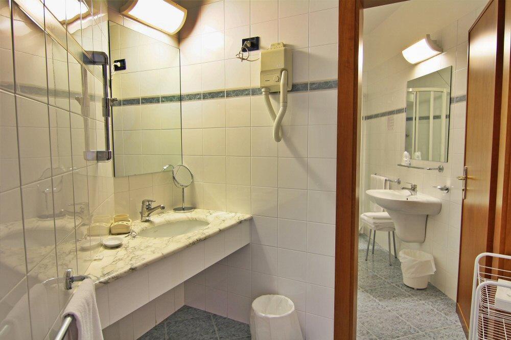 Hotel Meripol ألبا أدرياتيكا المظهر الخارجي الصورة